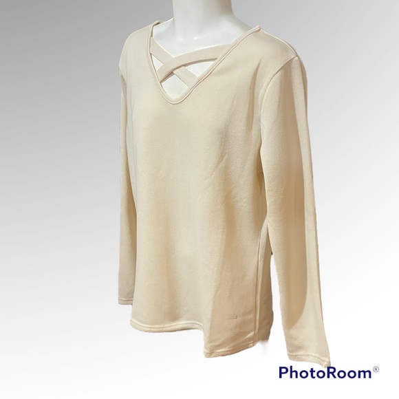 Criss cross neck sweater. - Picture 4 of 8